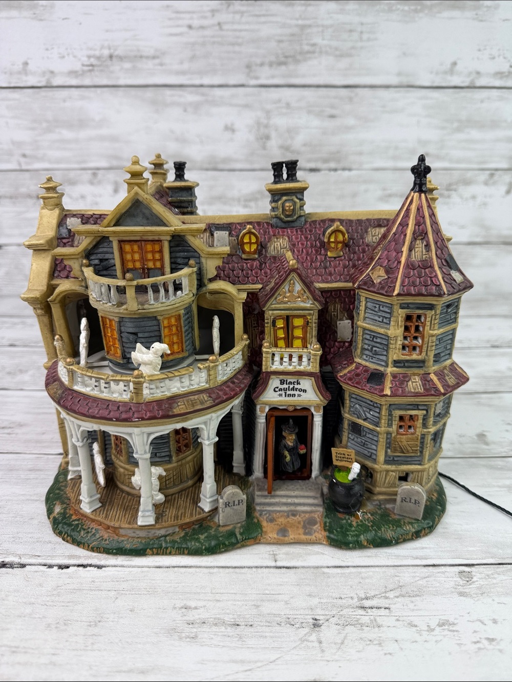 Lemax Spooky Town Black Cauldron Inn 2002 Retired Halloween Lighted House Read